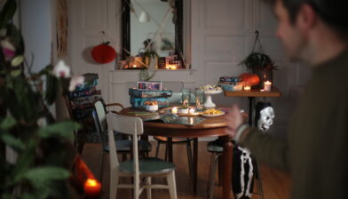 Jeux de societe posés sur une table à manger décorée pour Halloween