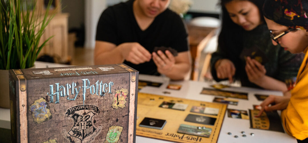 Personnes jouant au jeu de société Harry Potter Bataille à Poudlard