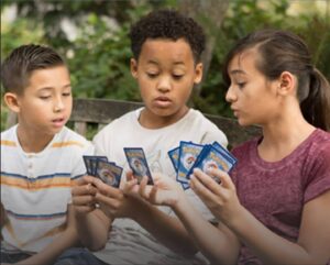 Enfants qui s'échangent des cartes Pokémon