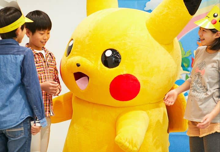 Des enfants autour de Pikachu