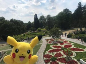 Pikachu dans un jardin