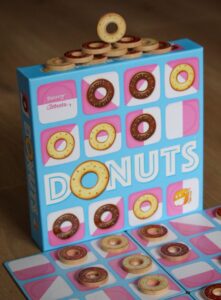 Mise en situation d'une boîte du jeu de société Donuts
