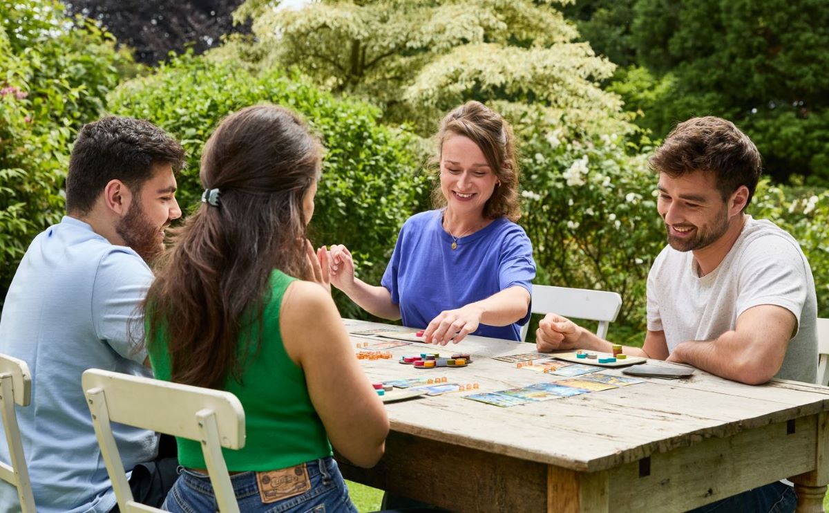 Partie de jeu de société en extérieur