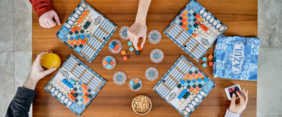 Vue du dessus d'une table avec le jeu de société Azul.