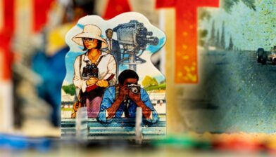 Illustration tirée du jeu de société Heat qui montre des personnages avec des appareils photo et caméras.