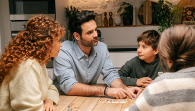 enfant jouant à une table avec ses parents
