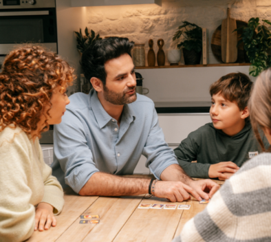 enfant jouant à une table avec ses parents