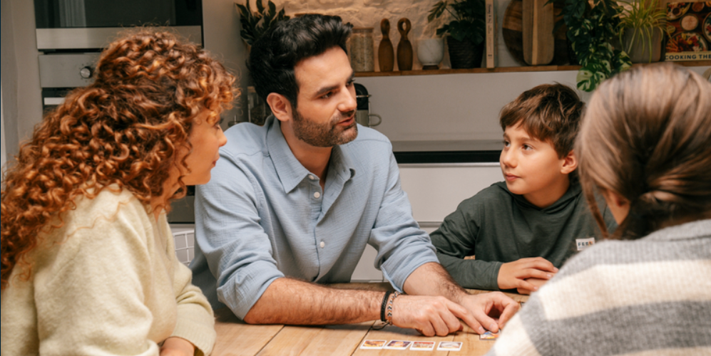 enfant jouant à une table avec ses parents