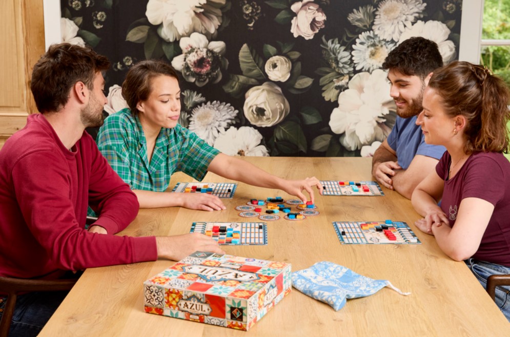 joueurs d'azul en train de jouer autour d'une table