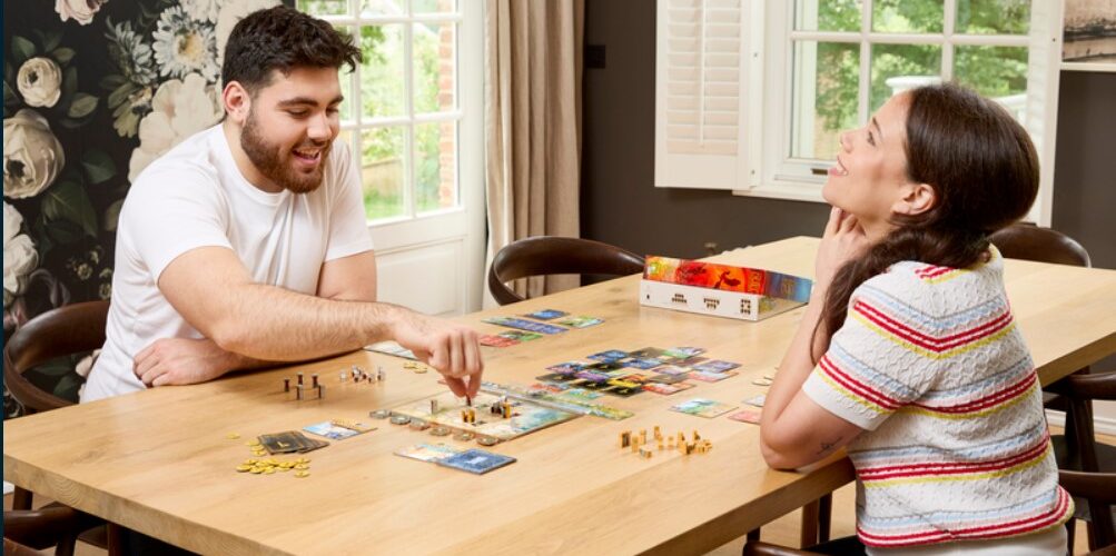 deux personnes jouant au jeu de société duel pour la terre du milieu