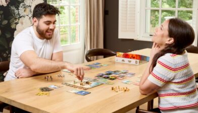 deux personnes jouant au jeu de société duel pour la terre du milieu