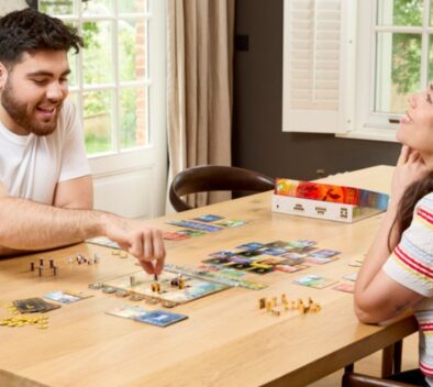 deux personnes jouant au jeu de société duel pour la terre du milieu