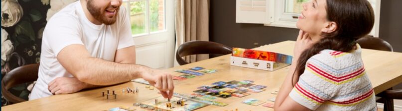 deux personnes jouant au jeu de société duel pour la terre du milieu
