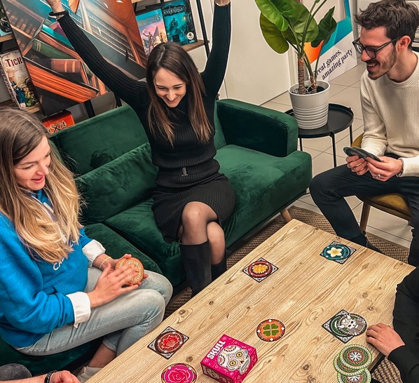 joueurs jouant au jeu de société skull