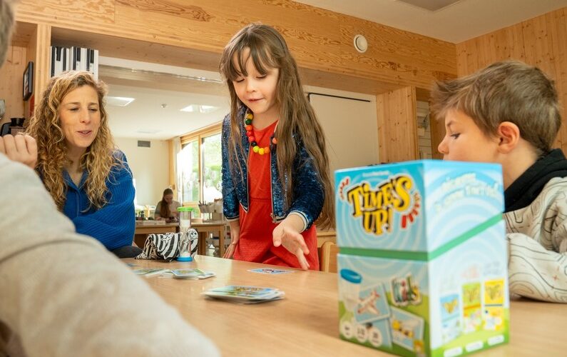 Enfants en train de jouer à Times up Kids