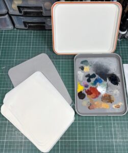 palette humide peinture sur figurine