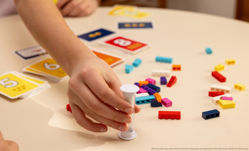 les briques Lego et le sablier du jeu Brick like this