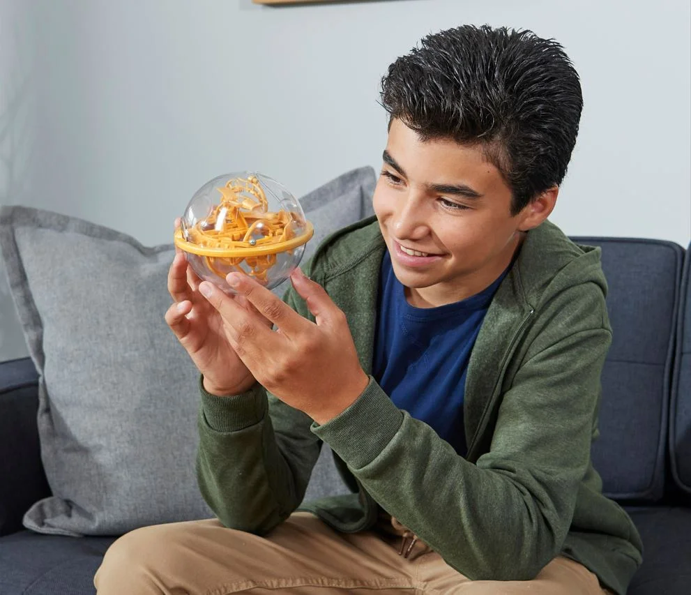 Enfant jouant à Perplexus