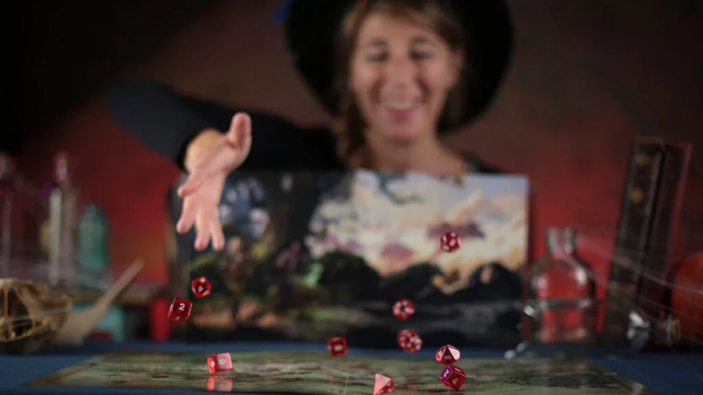 Femme portant un chapeau et lançant des dés sur un plateau de jeu de société