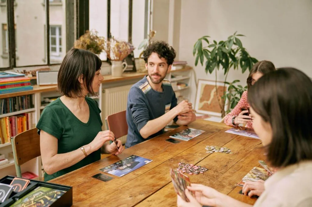 Famille jouant au jeu de société 7 wonders
