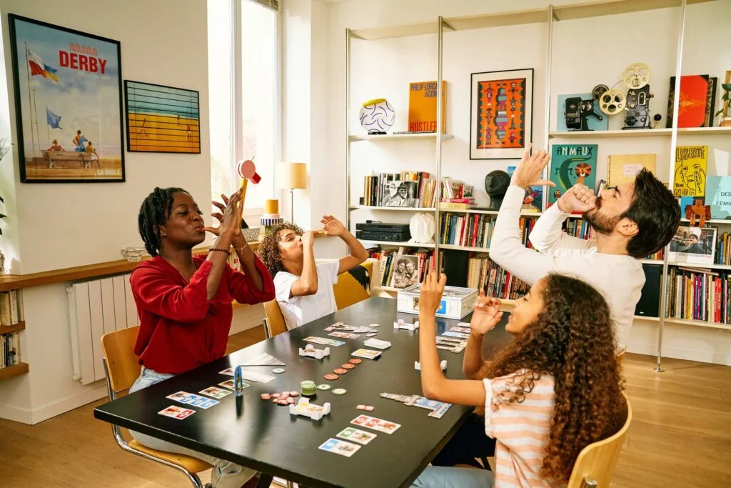 Famille s'asmuse à imiter le cor dans 7 wonders architect