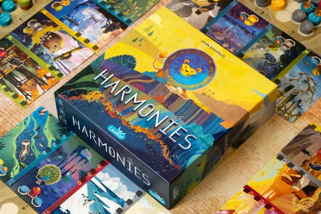 La boîte du jeu de société Harmonies ainsi que le matériel du jeu.