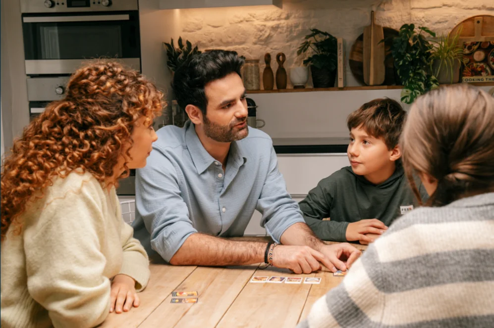 enfant jouant à une table avec ses parents