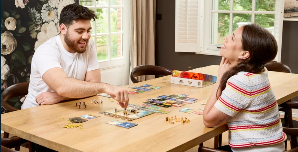 deux personnes jouant au jeu de société duel pour la terre du milieu