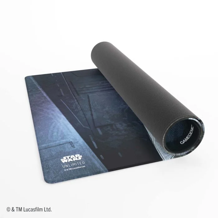 Tapis Star Wars Unlimited Grand Moff Tarkin partiellement roulé montrant son dessous noir antidérapant