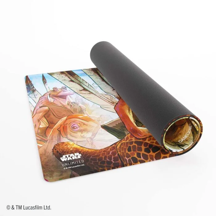 Tapis Star Wars Unlimited Jar Jar Binks partiellement roulé montrant son dessous noir antidérapant